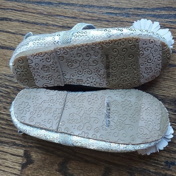 Girl Sequined Mary Janes Dress Shoes - Silver with flower pompom - sz 7 - Picture 6 of 7
